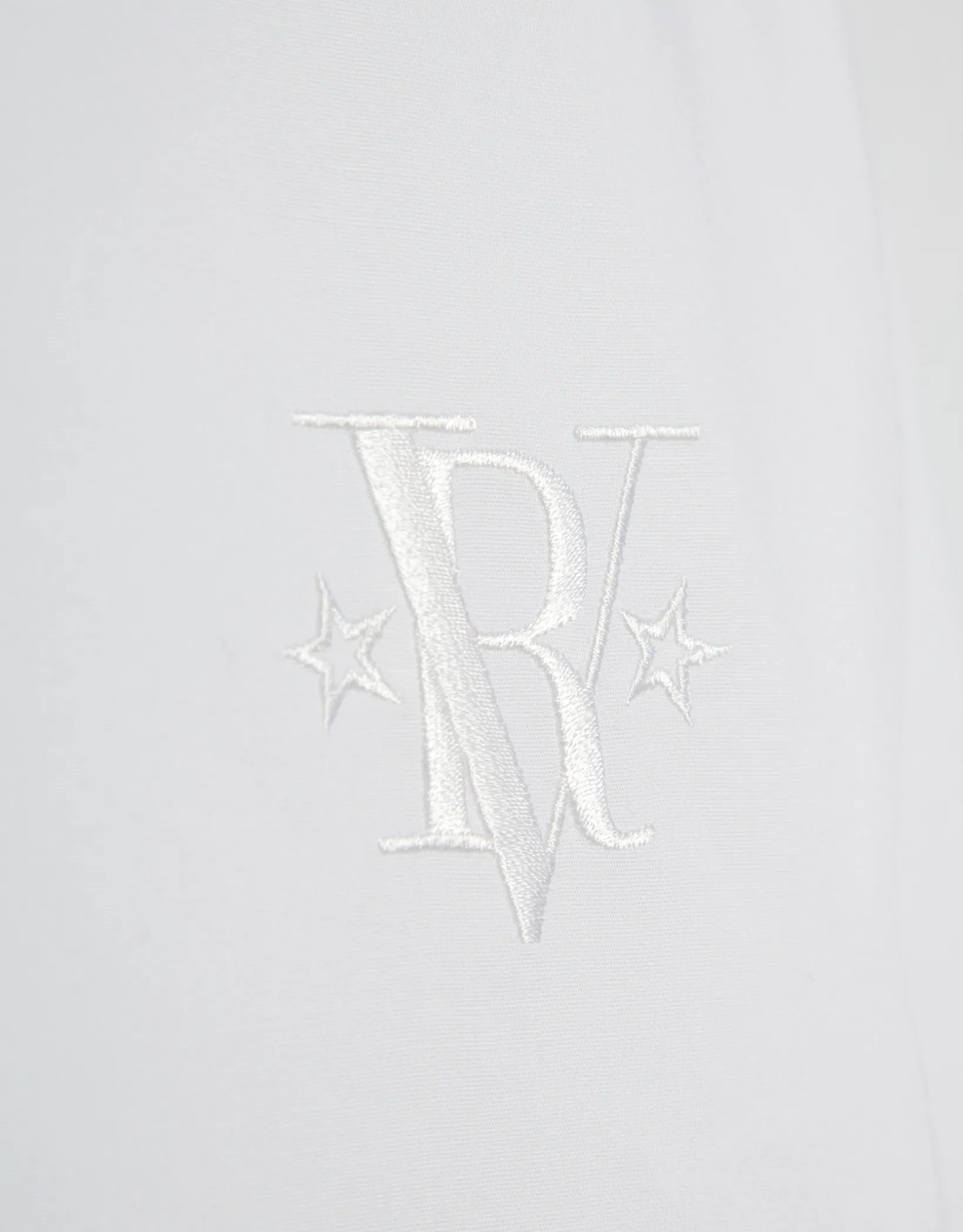 Camisa corte masculino blanca con logo bordado