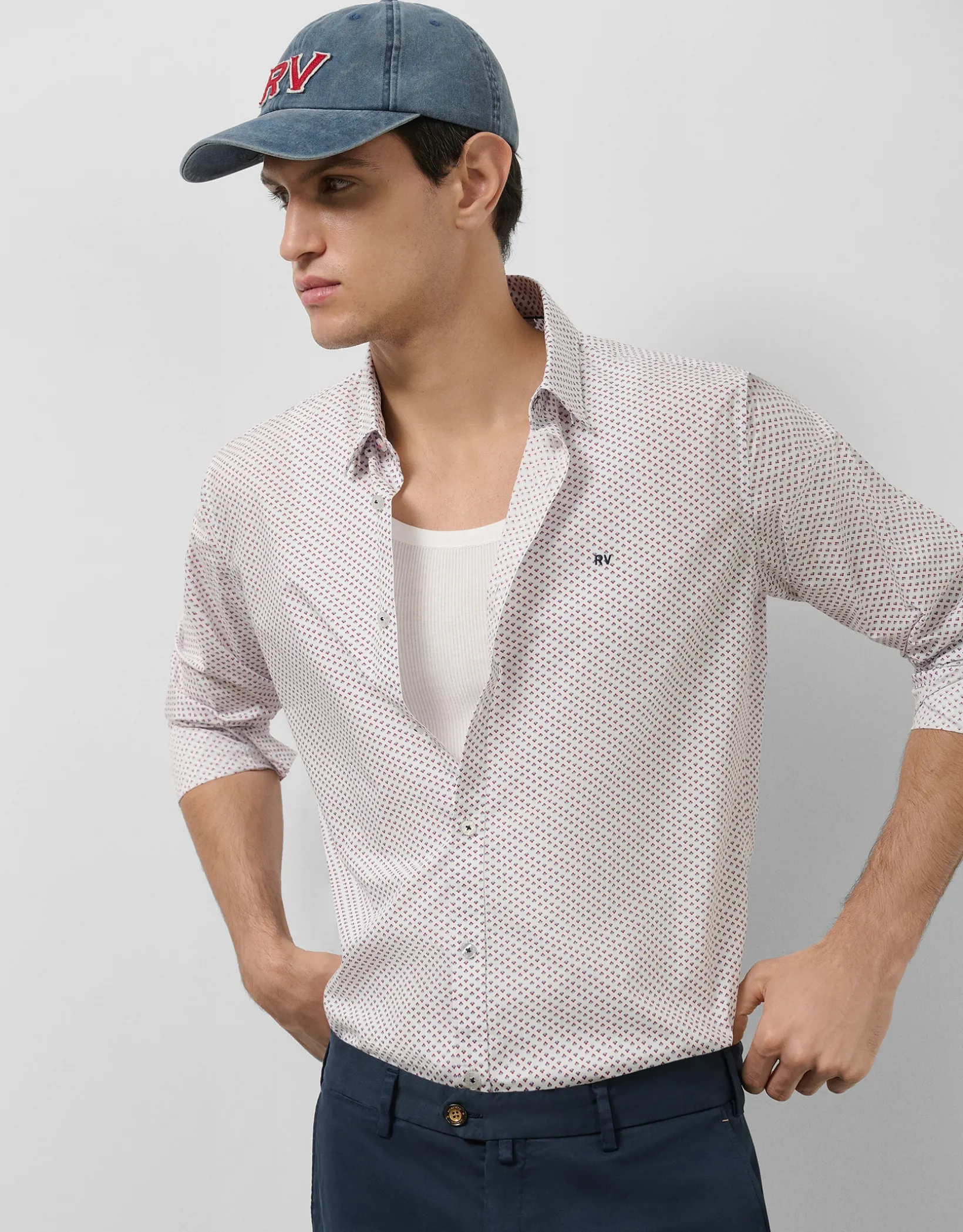 Camisa sport regular blanca estampado geométrico rojo/marino