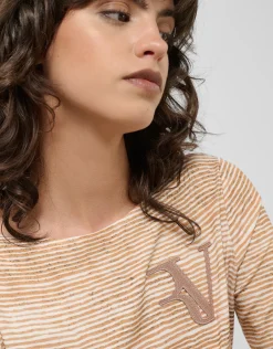 Camiseta escote barco y manga larga listas cámel