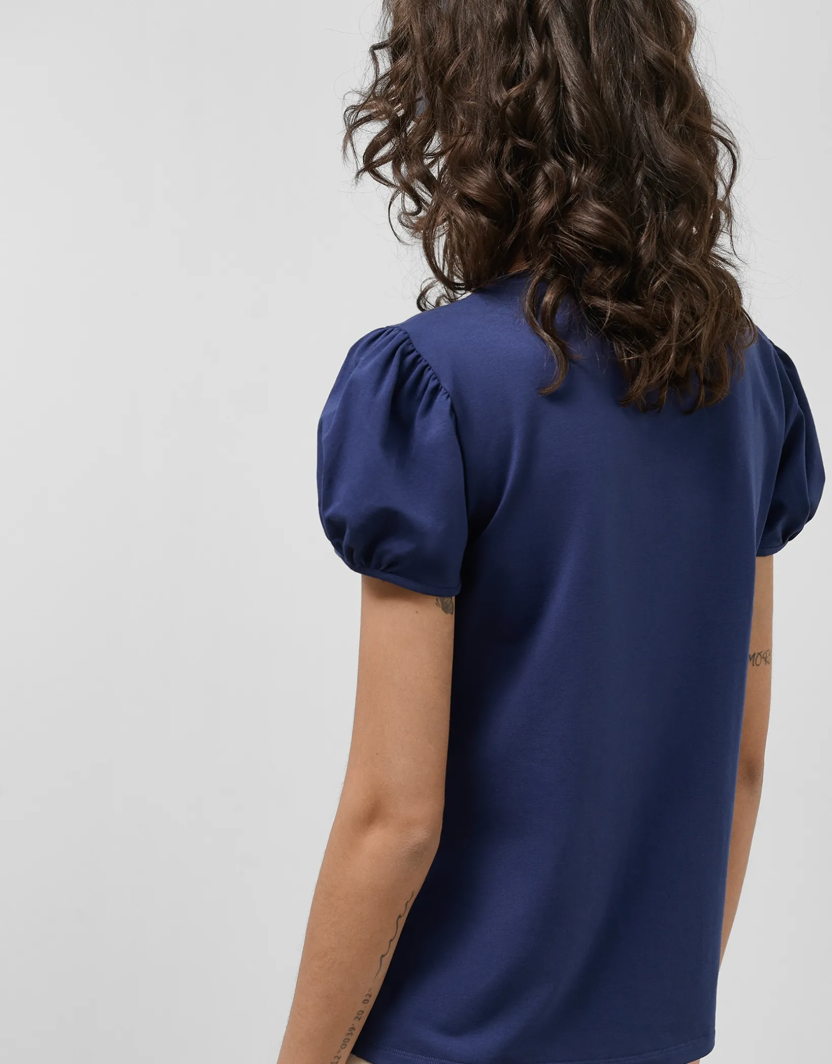 Camiseta manga corta fruncida algodón marino con logo bordado
