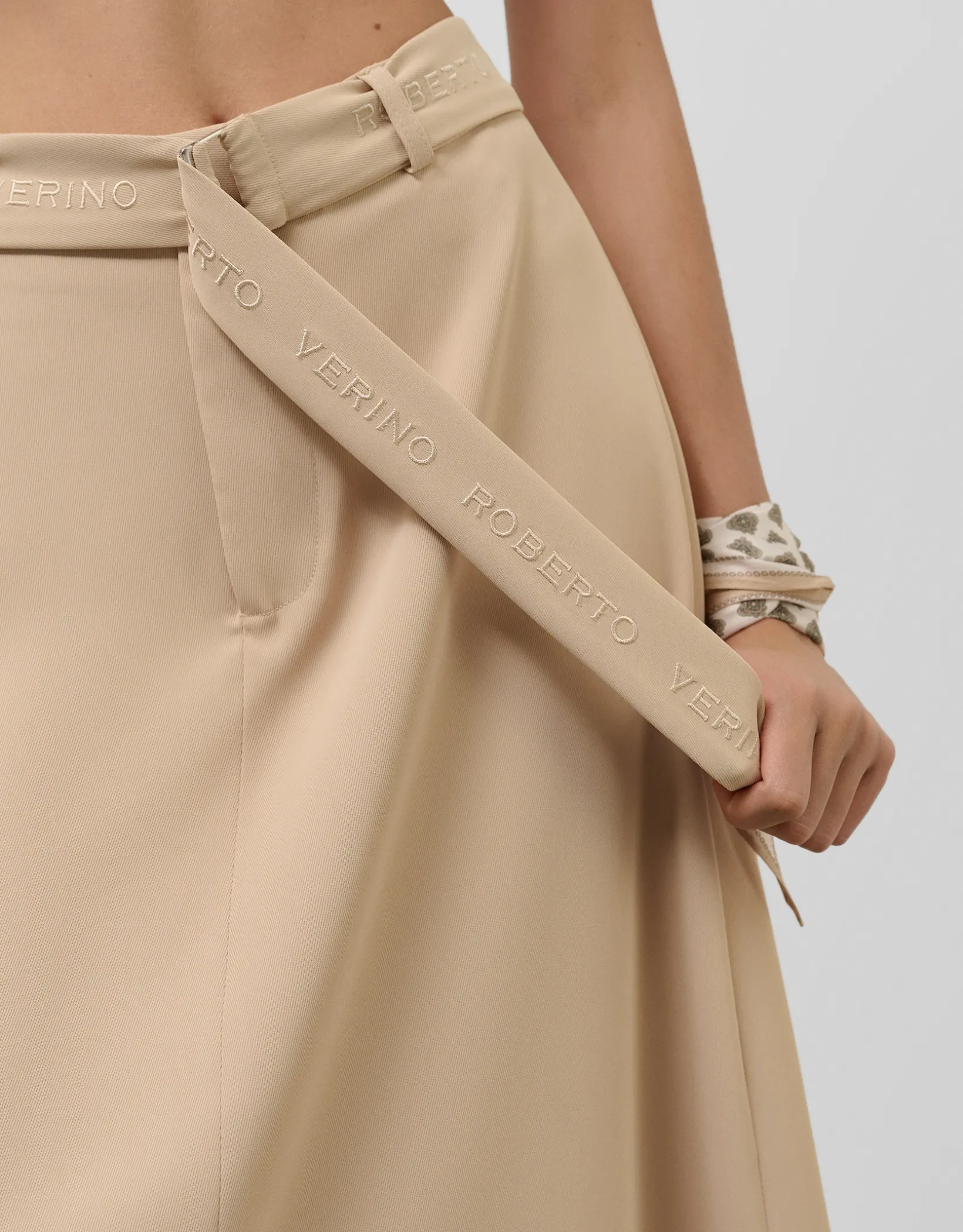 Falda midi fluida twill beige con cinturón