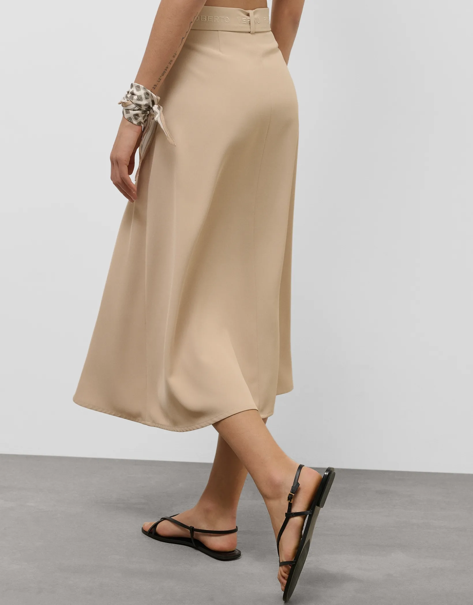 Falda midi fluida twill beige con cinturón