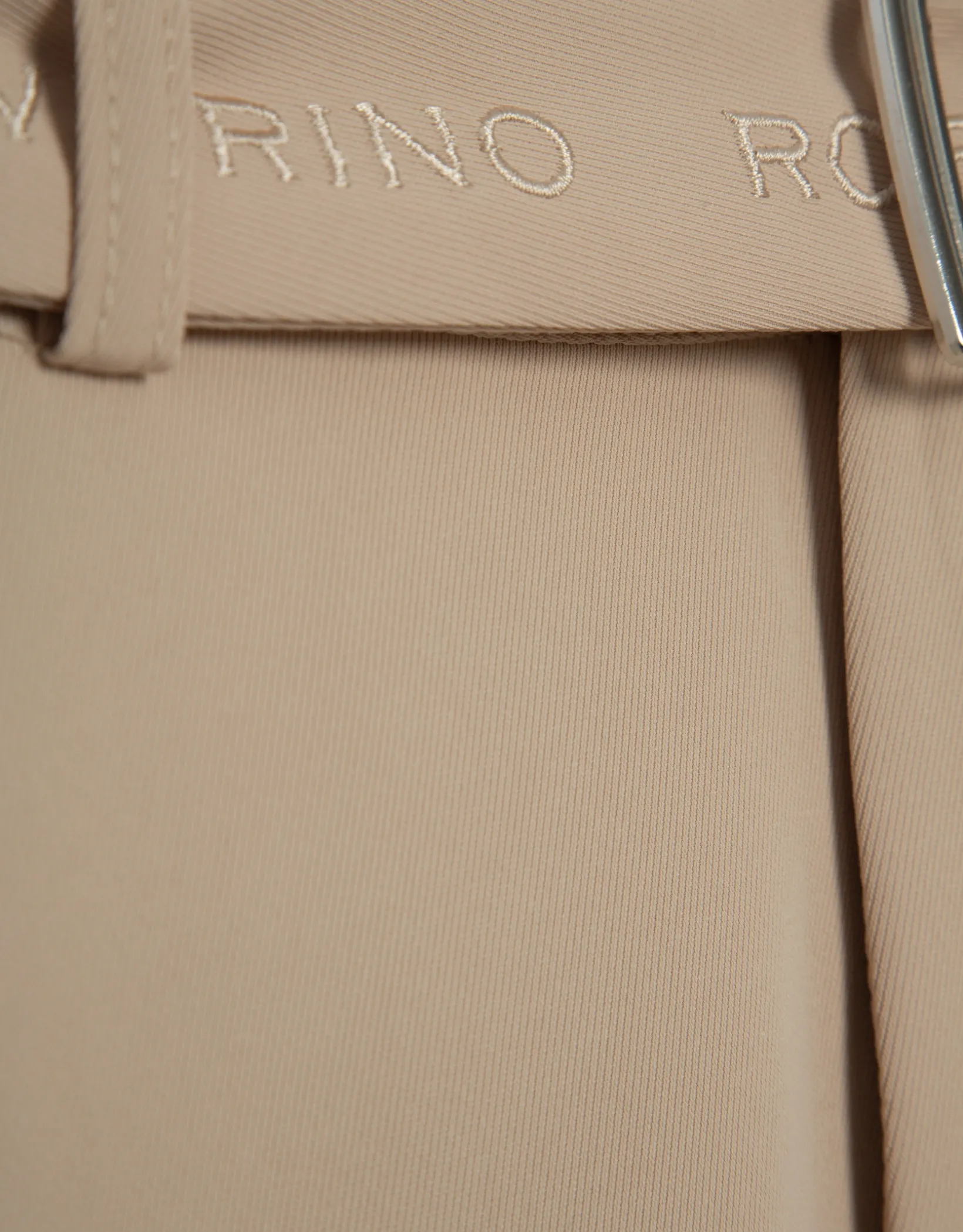 Falda midi fluida twill beige con cinturón