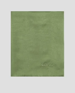 Fular modal verde con firma bordada