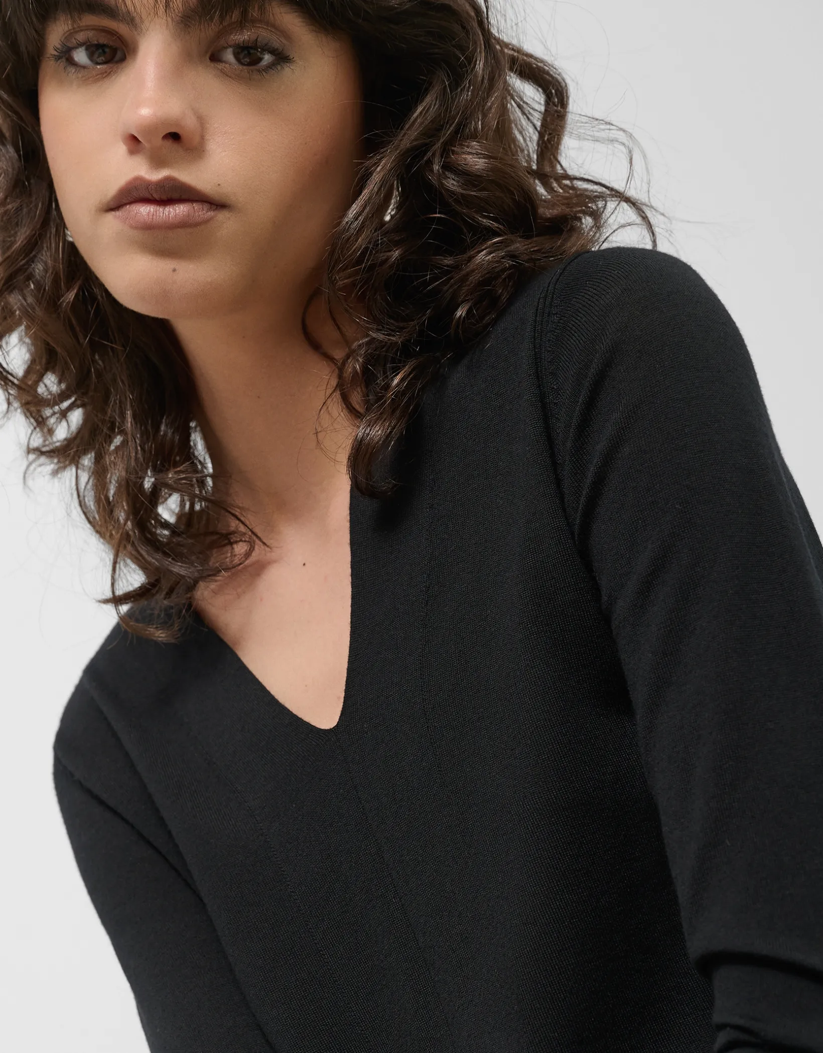 Jersey escote pico lana galga fina negro