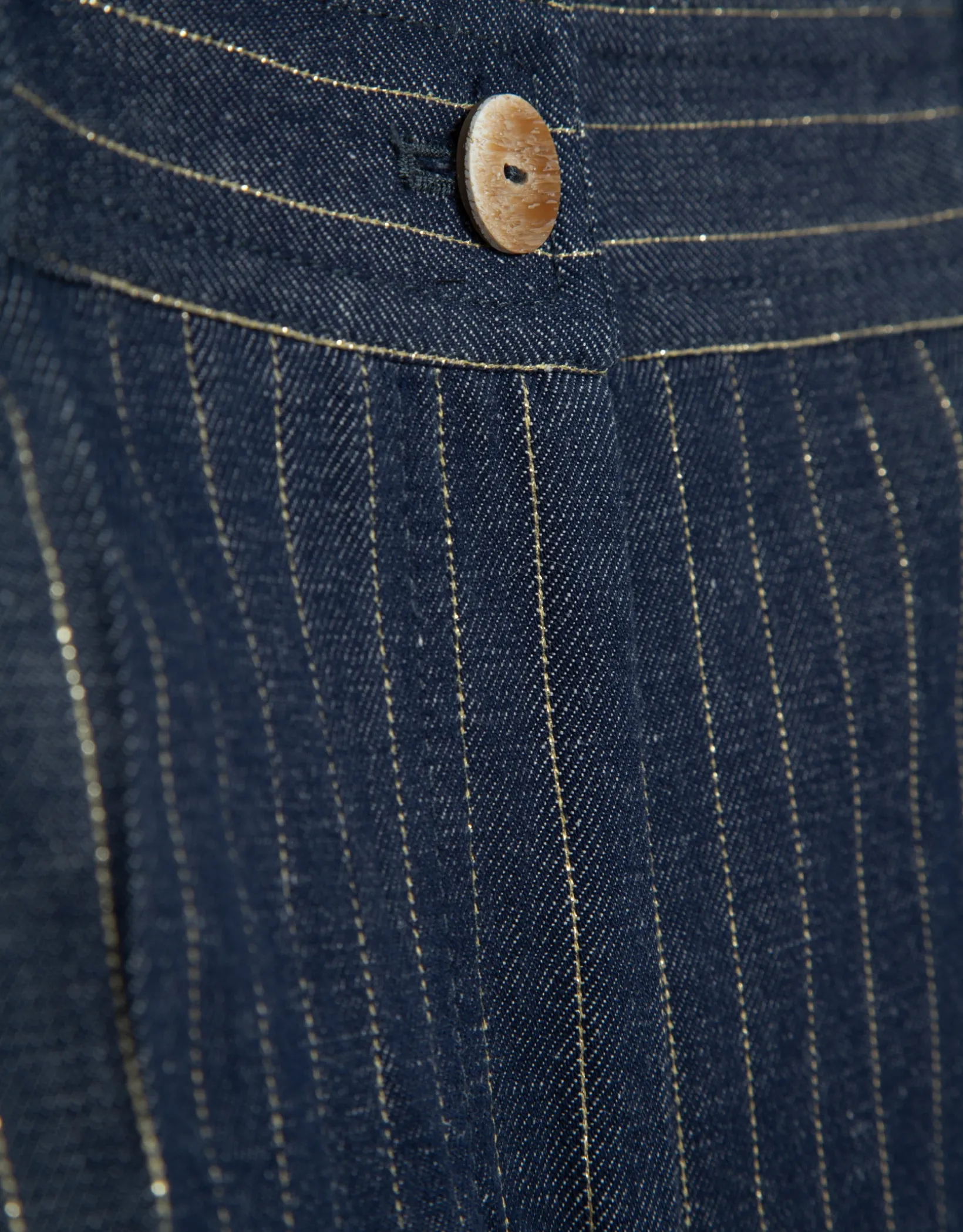 Pantalón recto en tejido vaquero con lino y perfil dorado