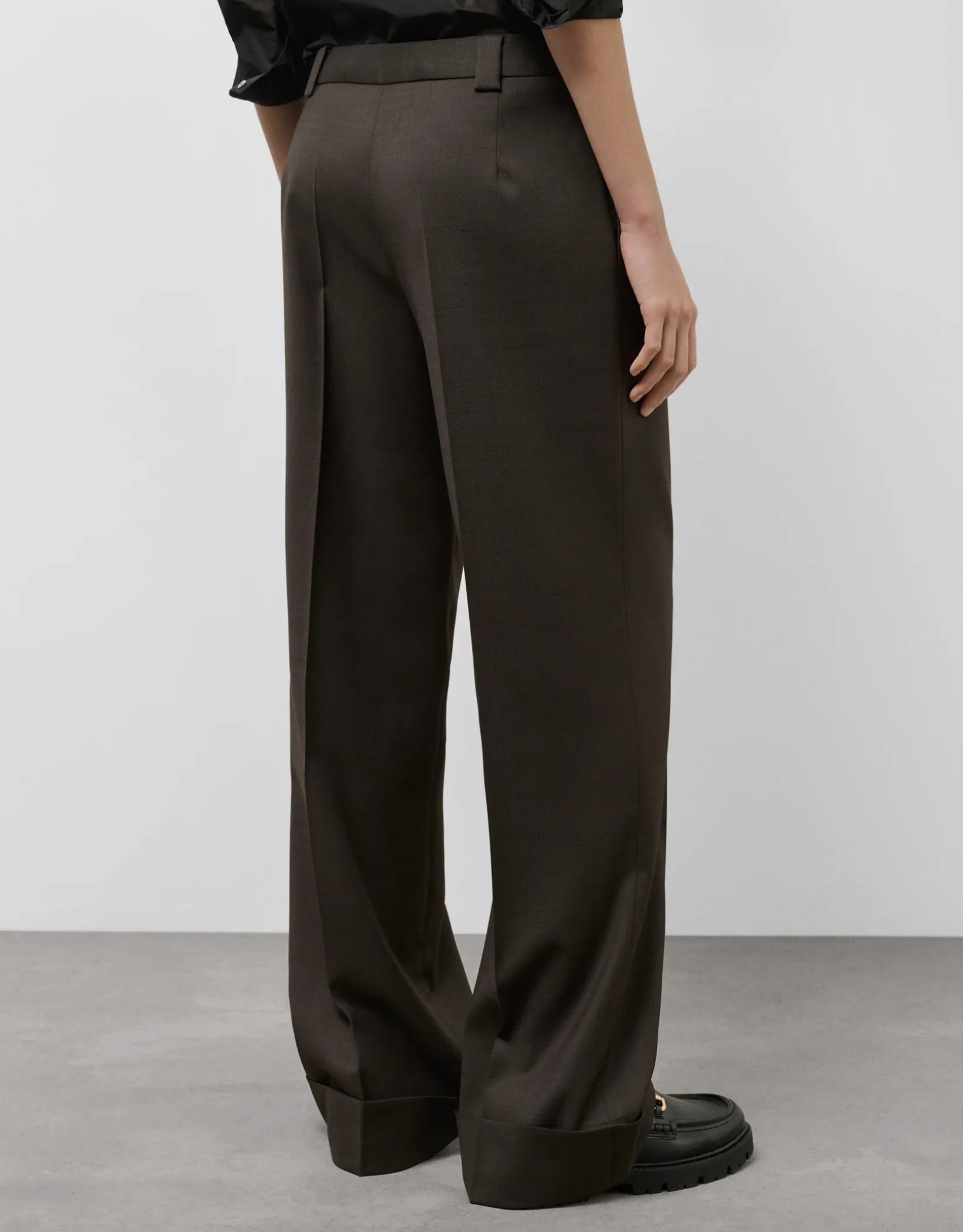 Pantalón sastre en lana fría punteada mocha mousse
