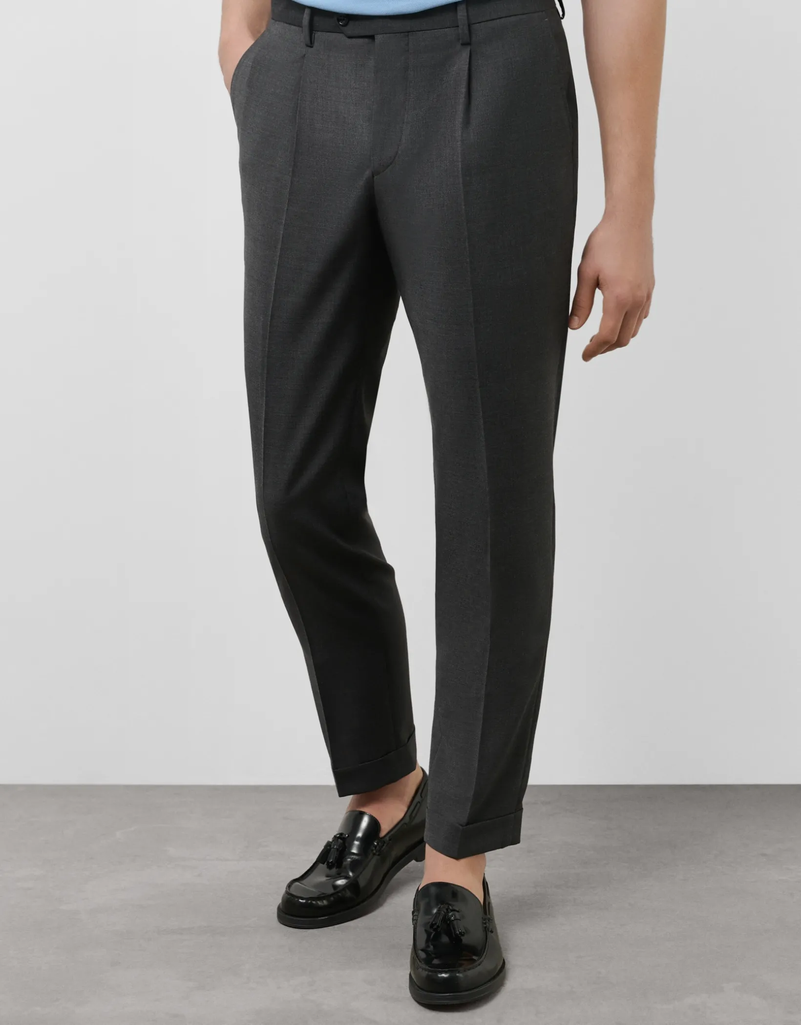 Pantalón vestir gris melange oscuro vuelta bajo