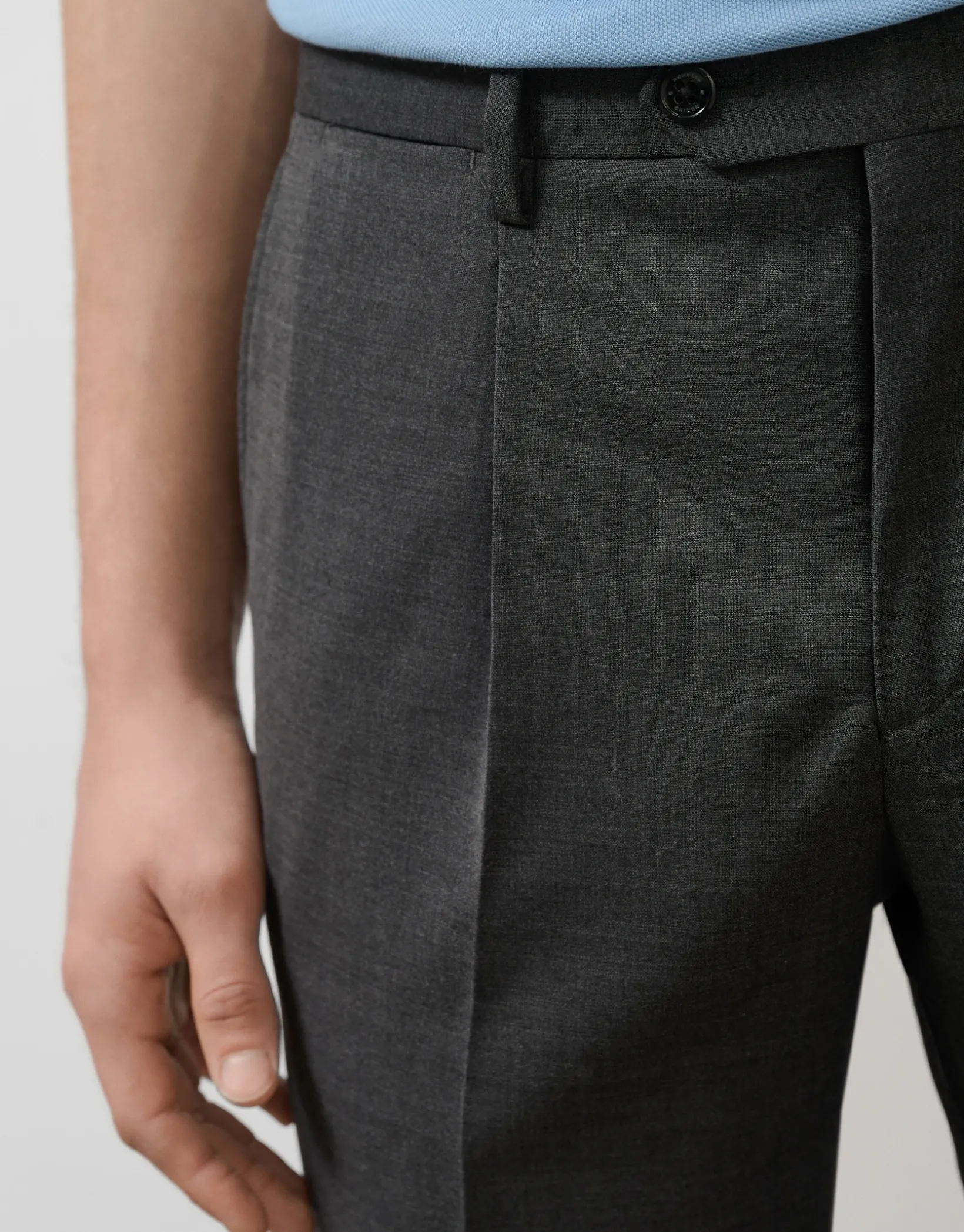 Pantalón vestir gris melange oscuro vuelta bajo