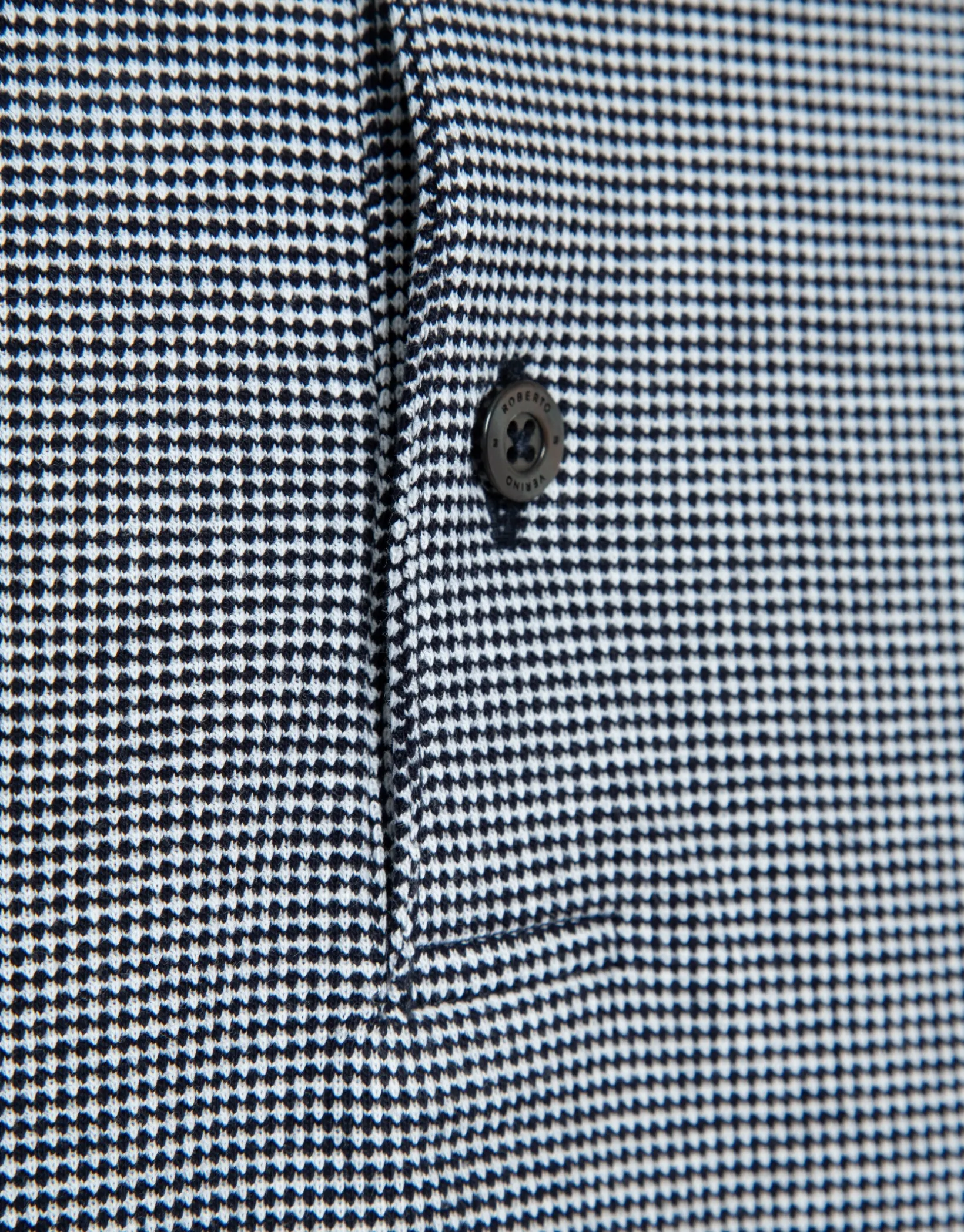 Polo jacquard geométrico marino y blanco