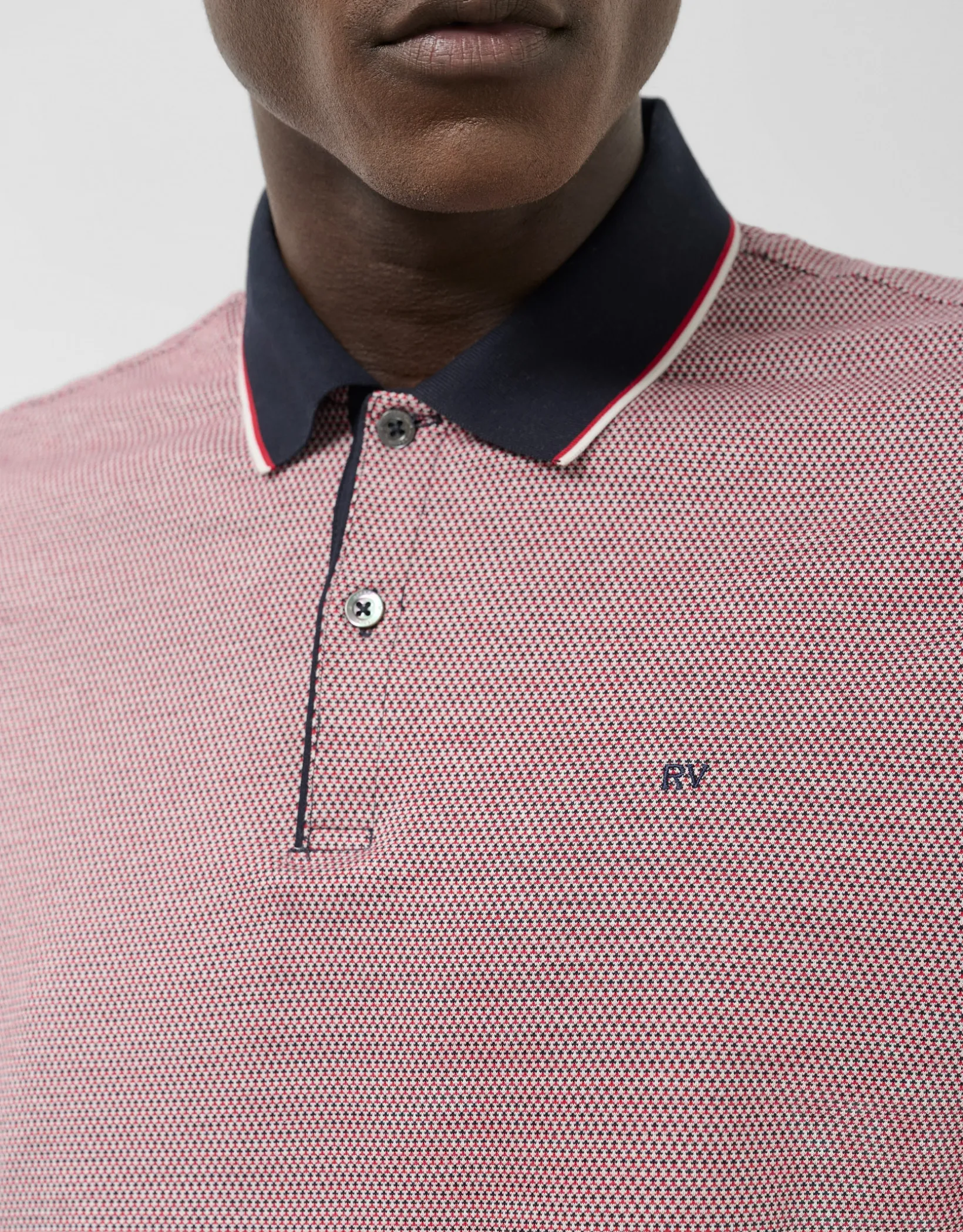 Polo jacquard geométrico rojo, marino y blanco