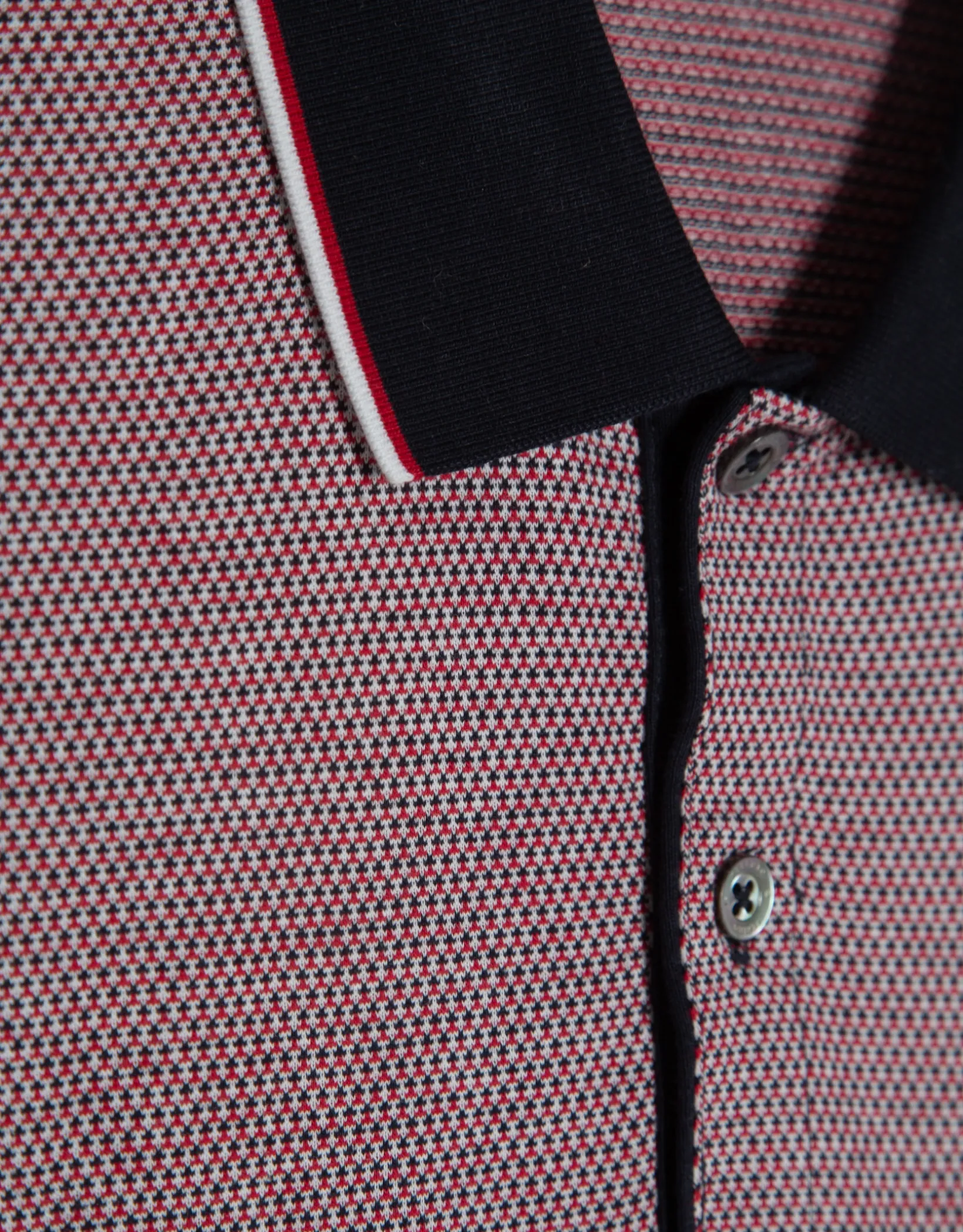 Polo jacquard geométrico rojo, marino y blanco