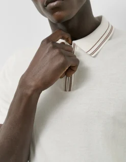 Polo tricotado blanco con rayas en cuello y puños