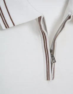 Polo tricotado blanco con rayas en cuello y puños