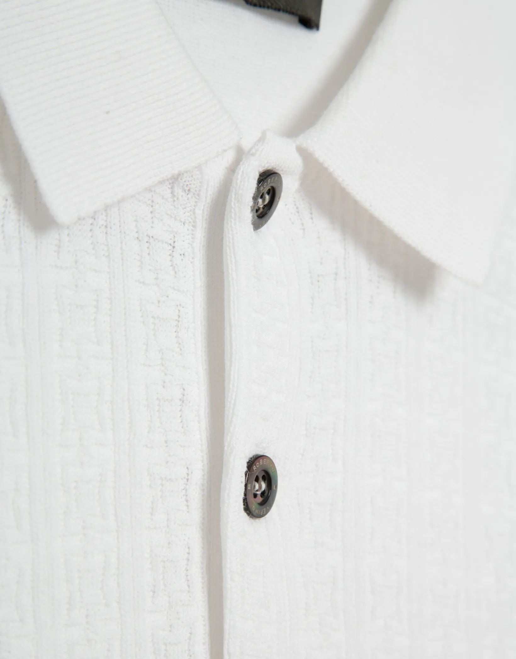 Polo tricotado blanco estructurado