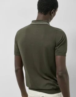 Polo tricotado verde caqui con rayas en cuello y puños
