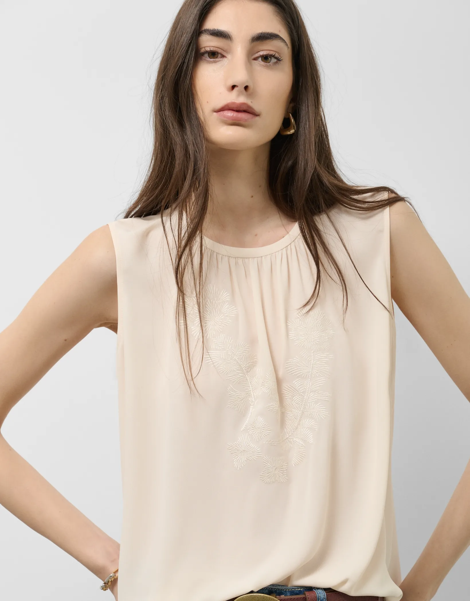 Top tejido fluido beige con bordado floral