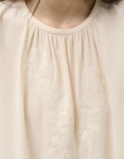 Top tejido fluido beige con bordado floral