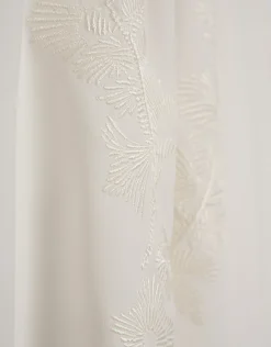 Top tejido fluido beige con bordado floral