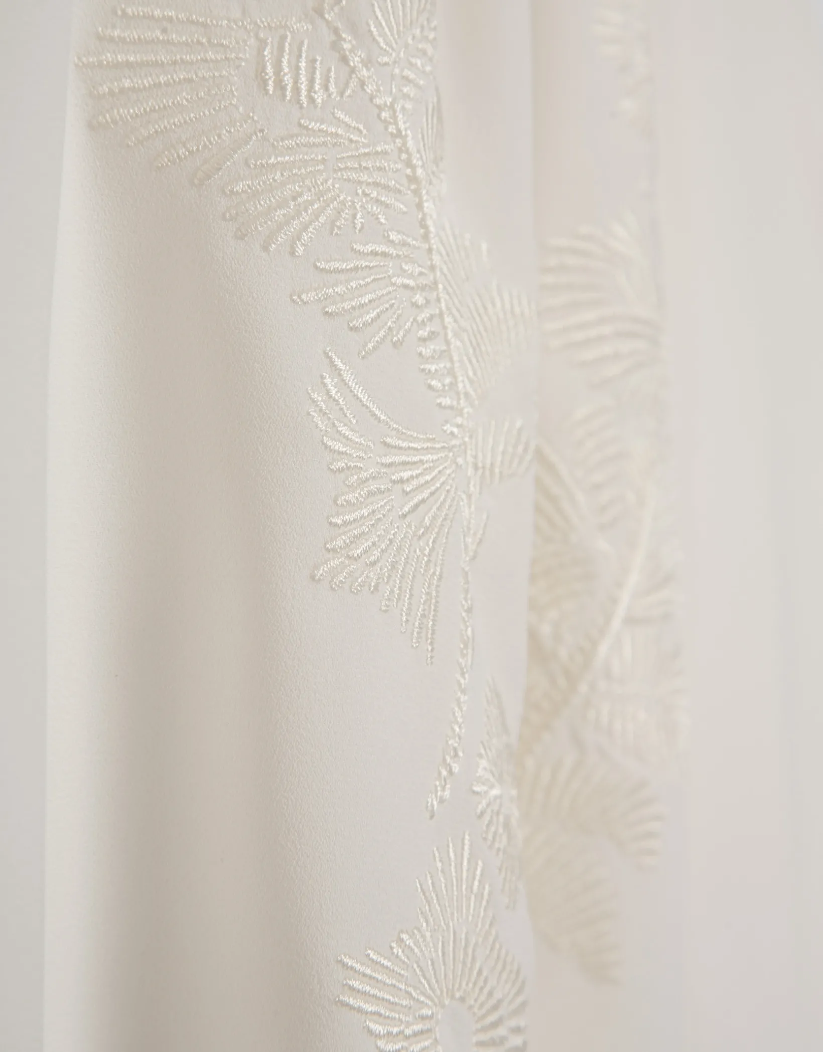 Top tejido fluido beige con bordado floral