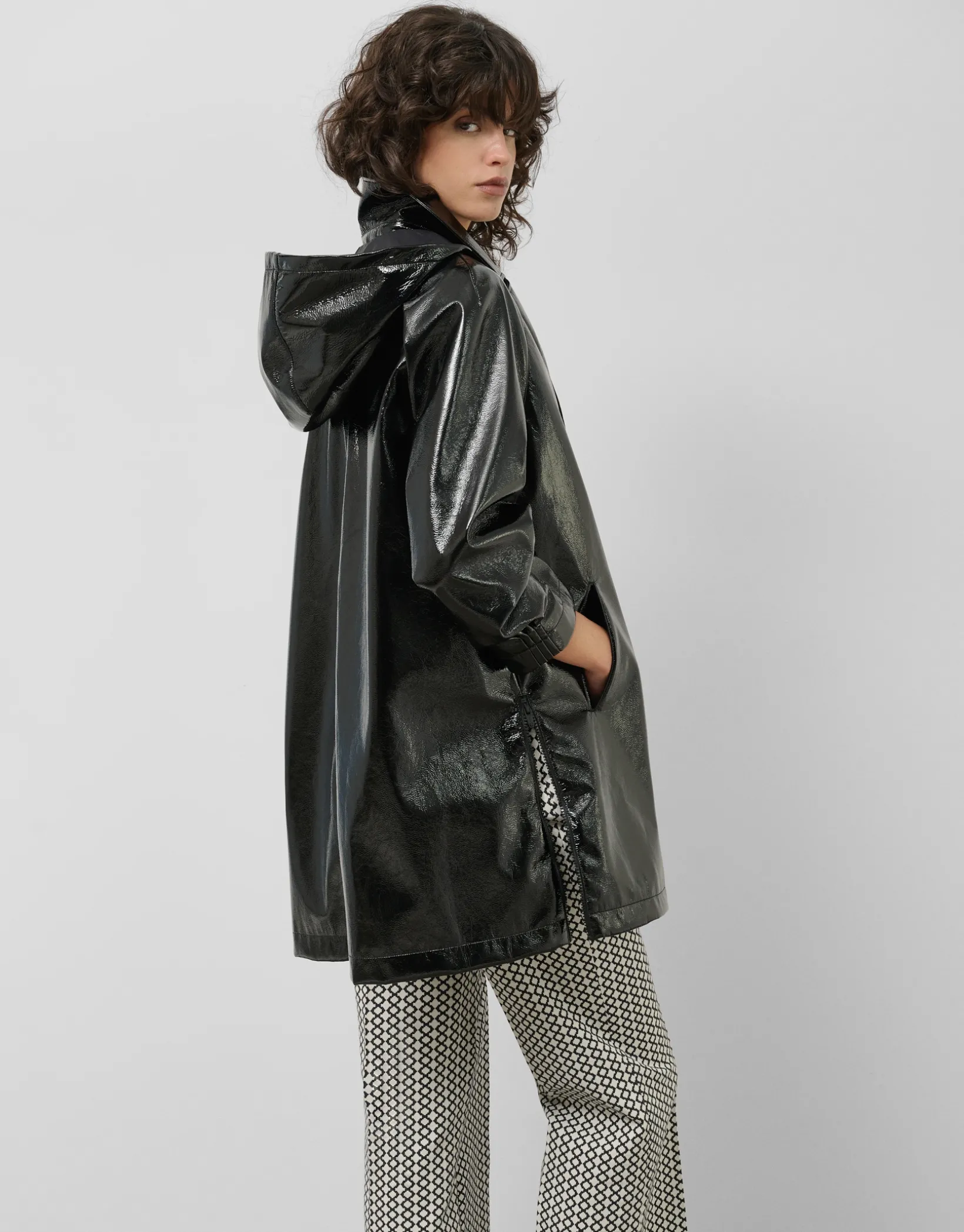 Trench tejido técnico acabado charol negro
