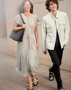 Vestido midi falda plisada estampado geométrico blanco y negro