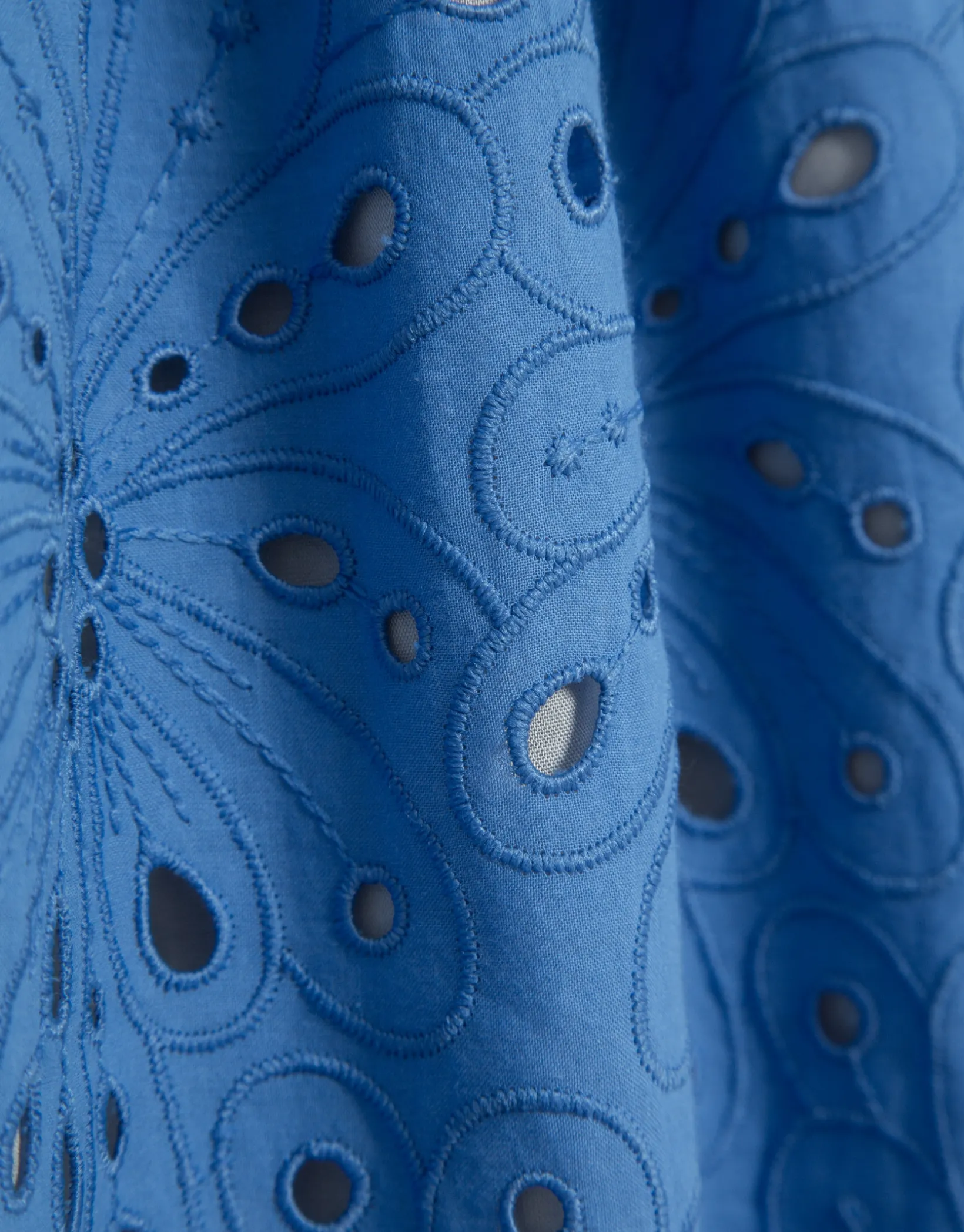 Vestido midi tirantes bordado suizo azul