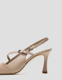 Zapato salón destalonado piel beige con pulsera