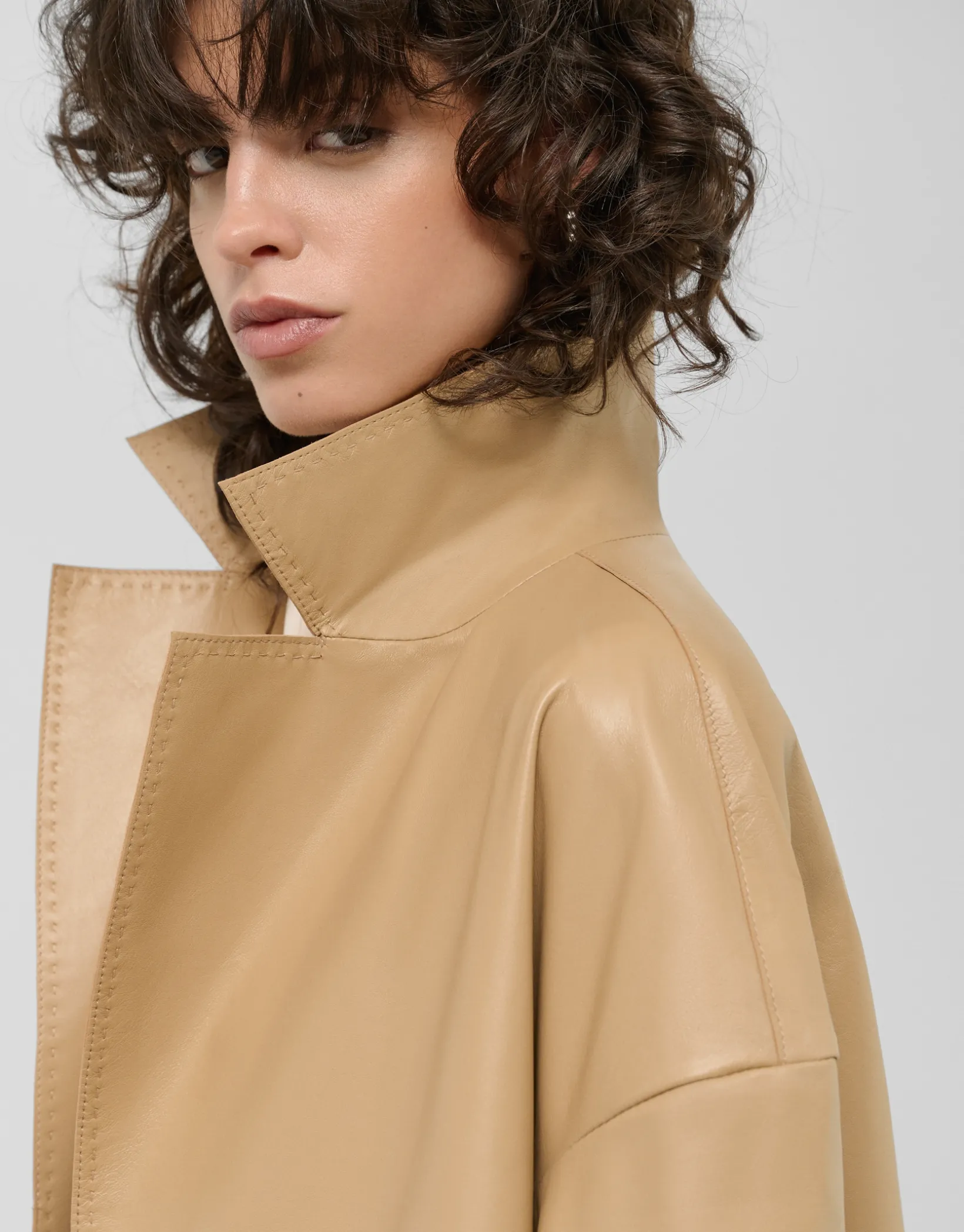 Abrigo corto napa beige