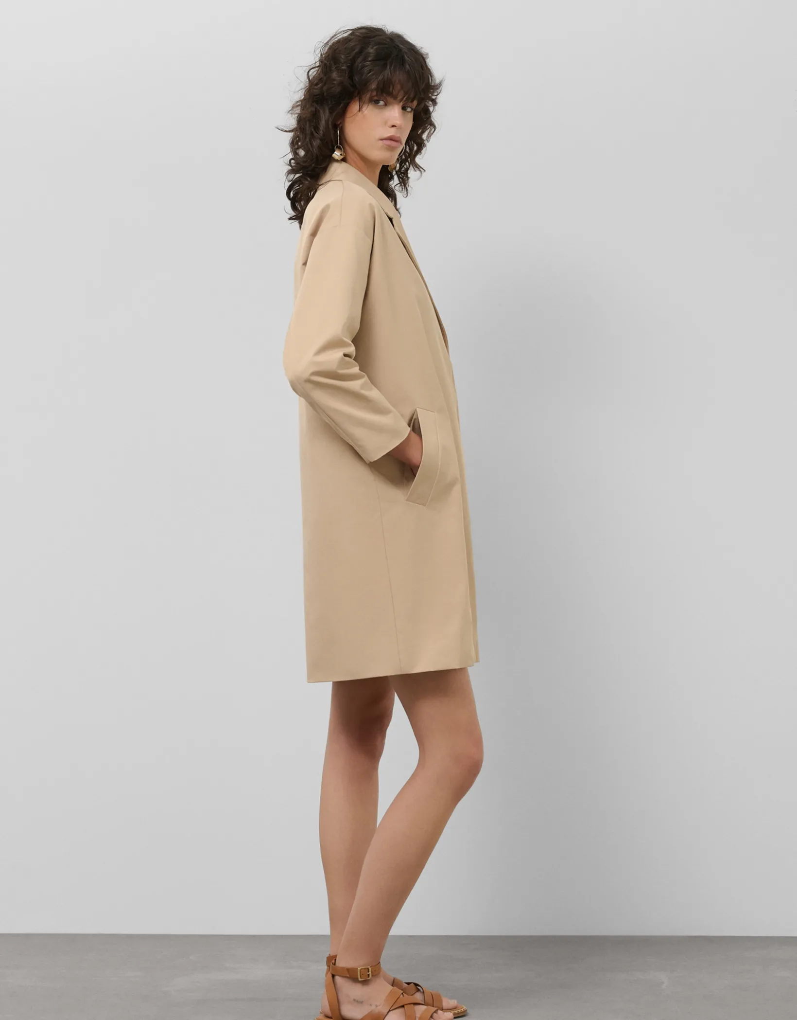 Abrigo gabardina oversize cámel