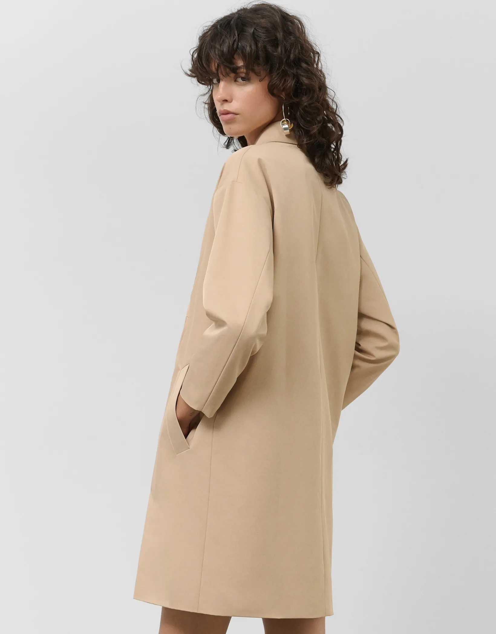 Abrigo gabardina oversize cámel