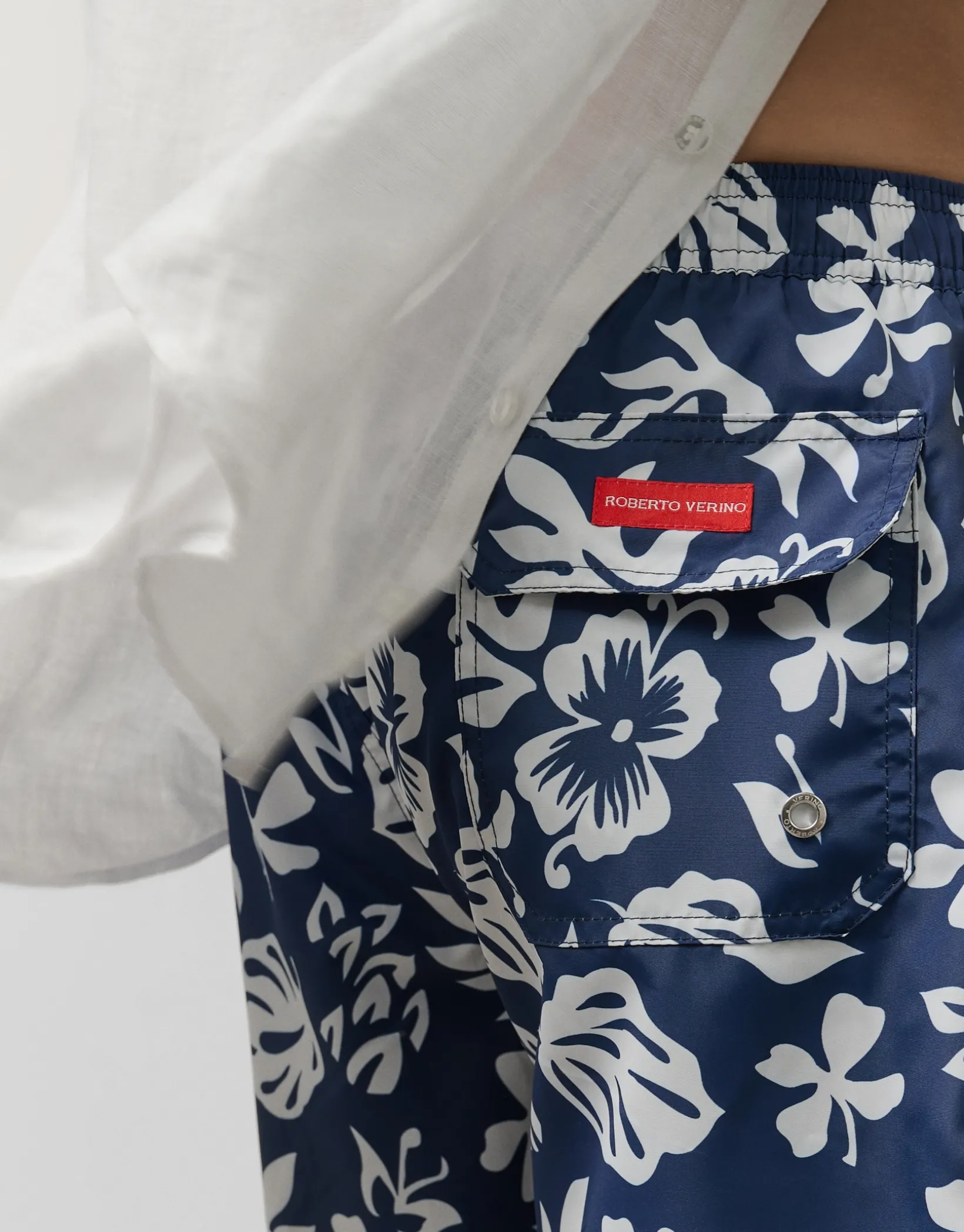 Bañador marino estampado hojas blancas