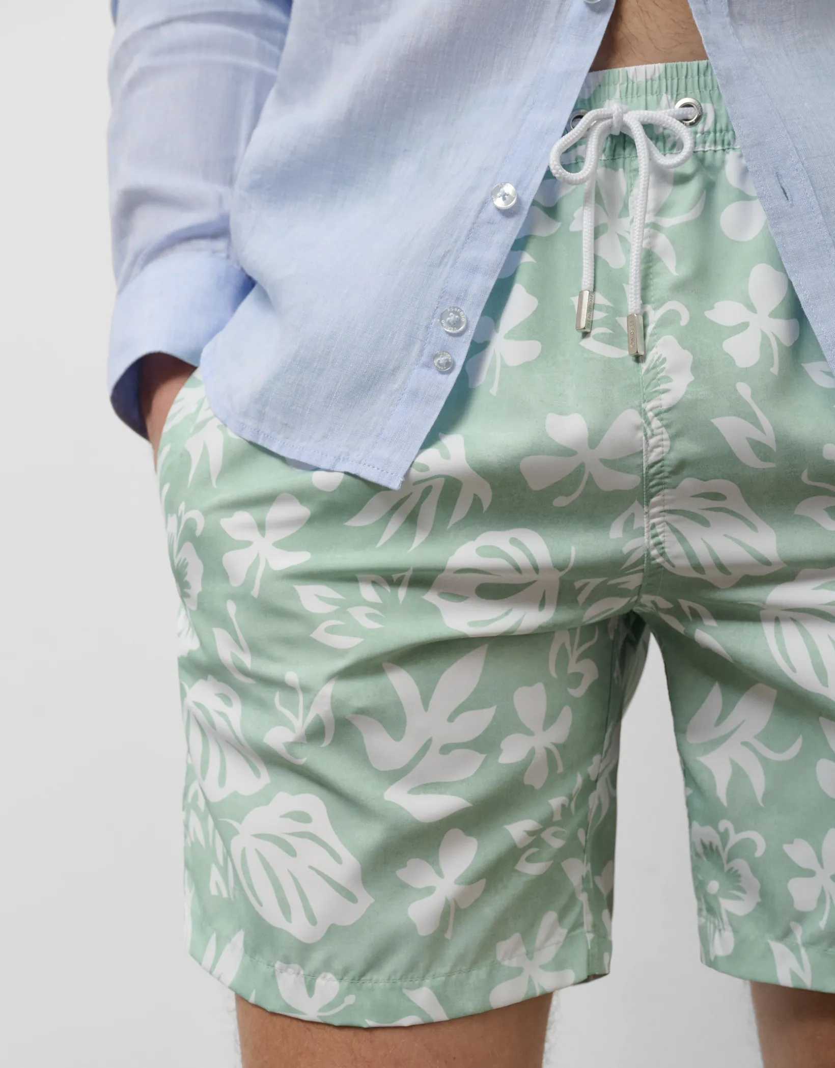 Bañador verde caqui estampado hojas blancas