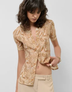 Blusa de manga corta en gasa estampado vegetal cámel