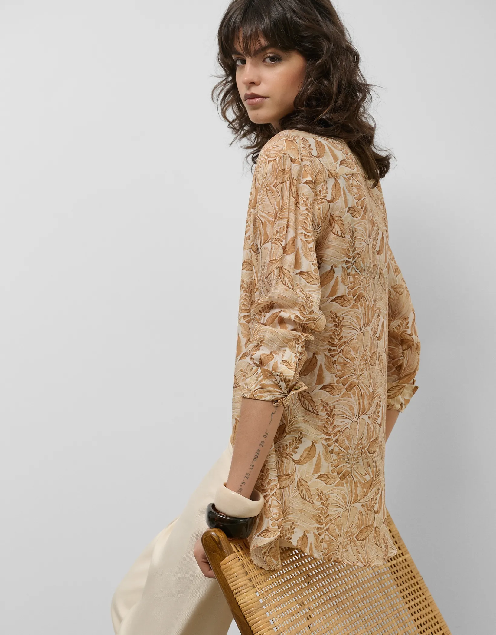 Blusa larga en gasa estampado vegetal cámel