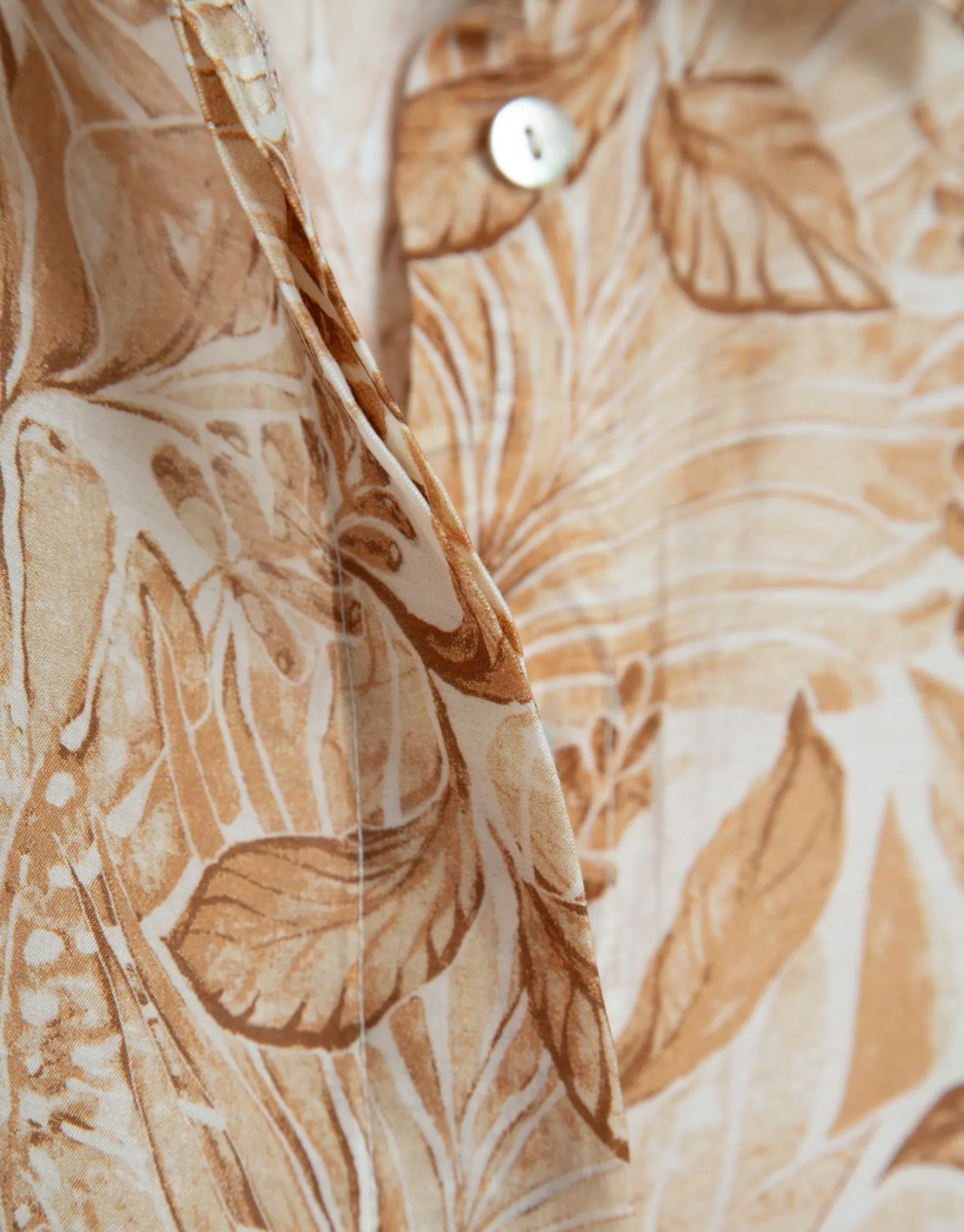 Blusa larga en gasa estampado vegetal cámel
