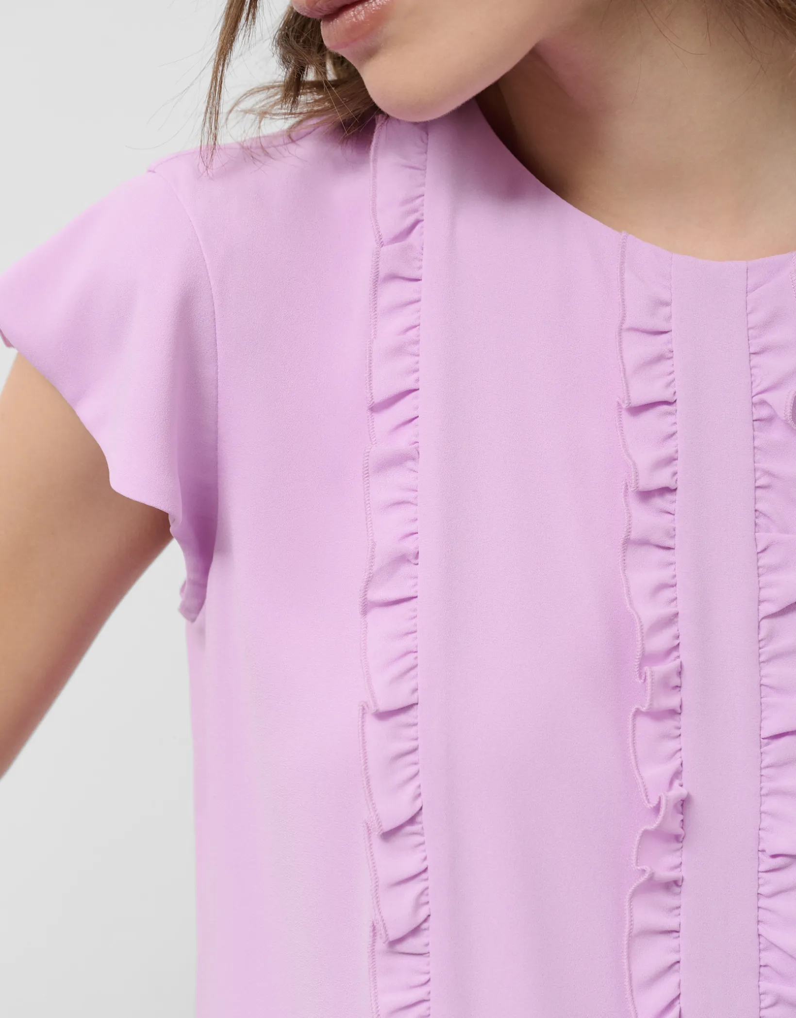 Blusa manga corta rosa con mini volantes en delantero