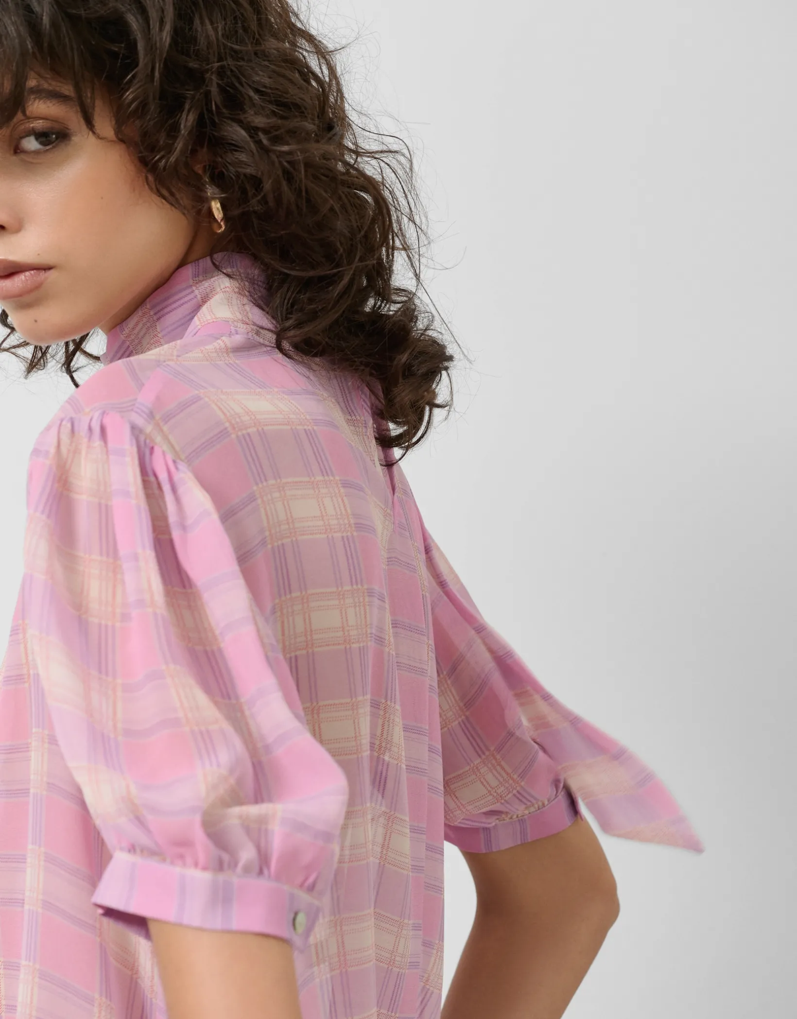 Blusa manga corta y cuello anudado cuadros tonos rosa
