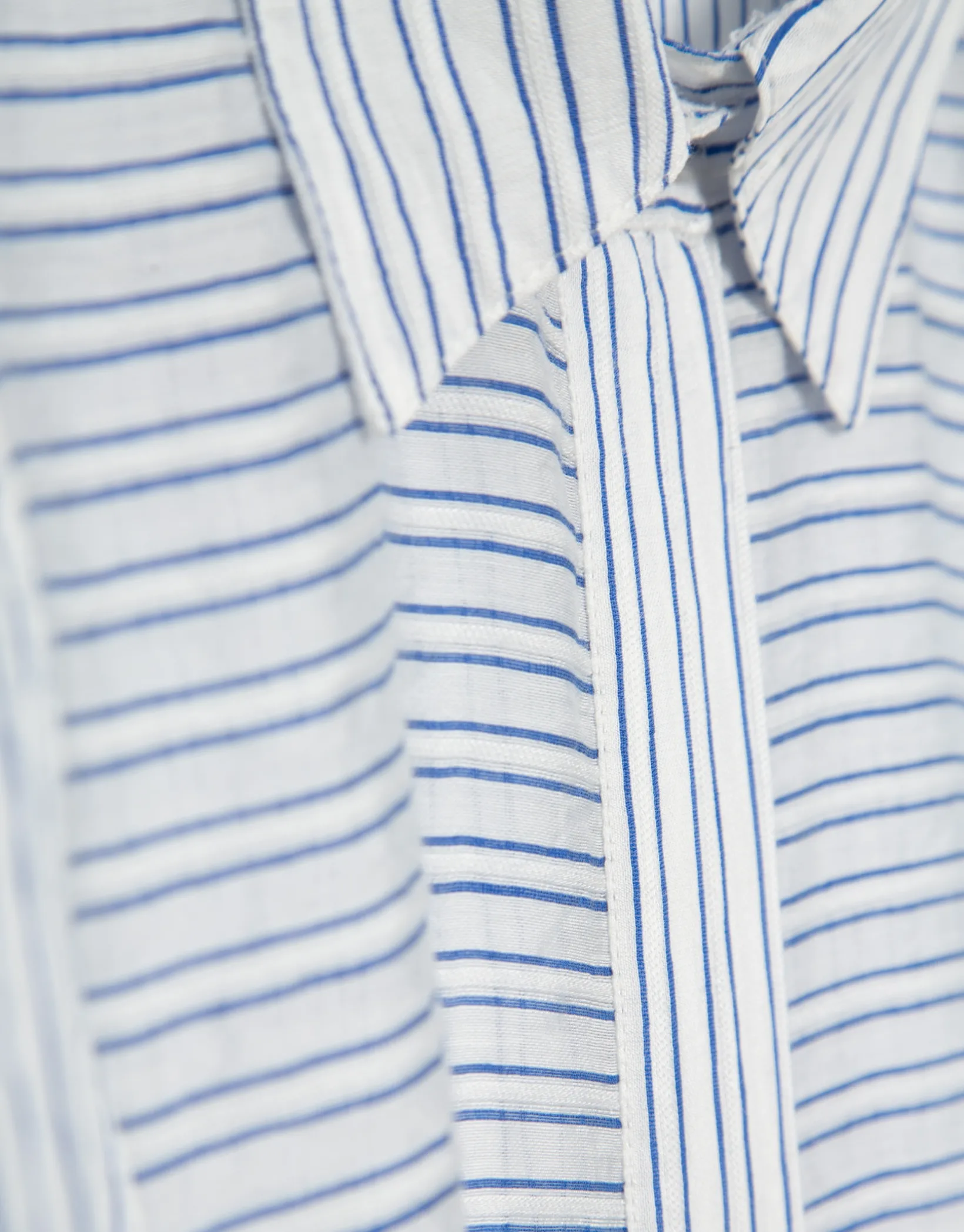 Blusa manga larga remangada rayas azul y blanco