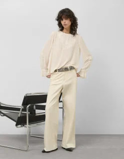Blusa manga larga tejido fluido beige con bordado floral