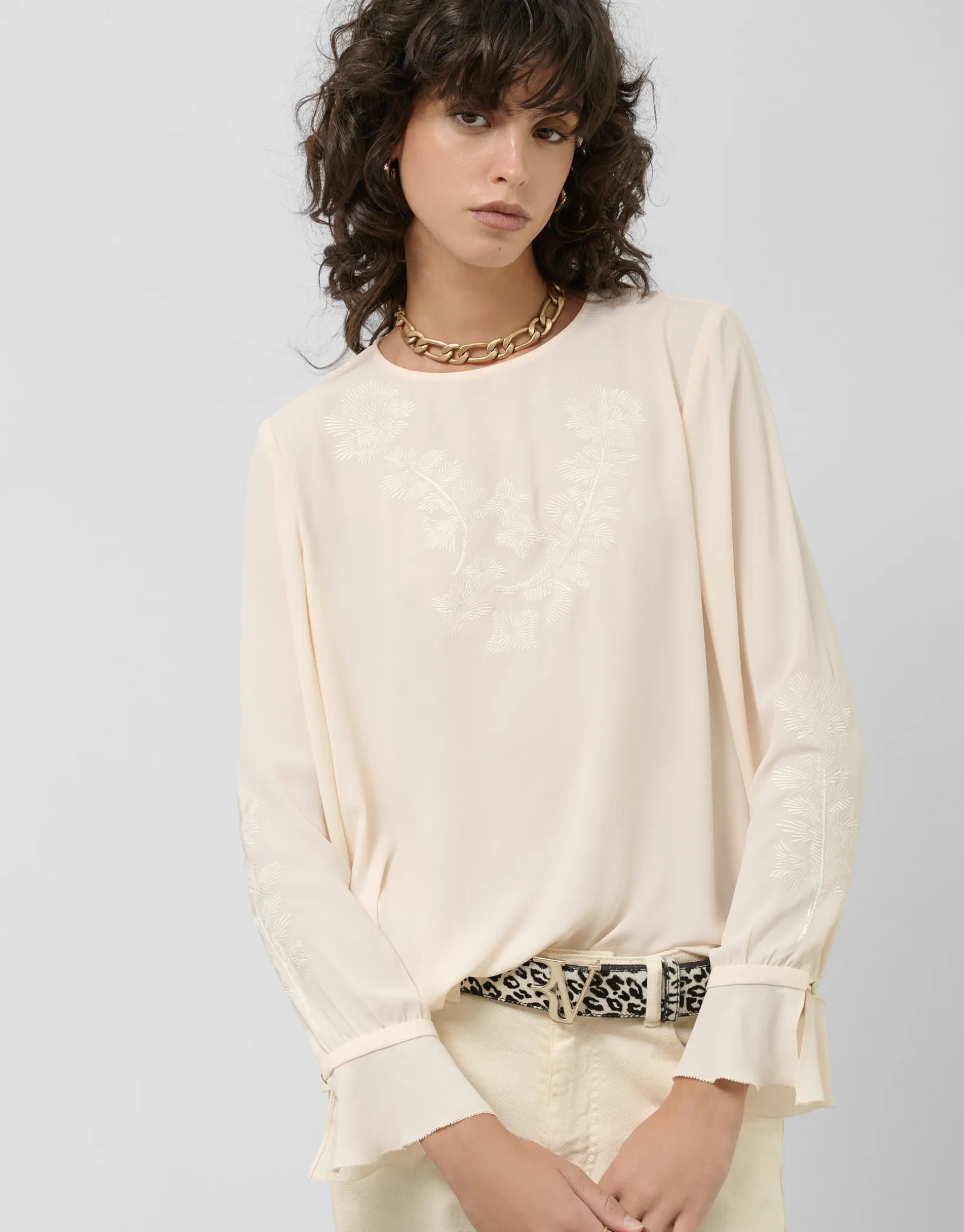 Blusa manga larga tejido fluido beige con bordado floral