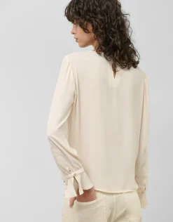 Blusa manga larga tejido fluido beige con bordado floral