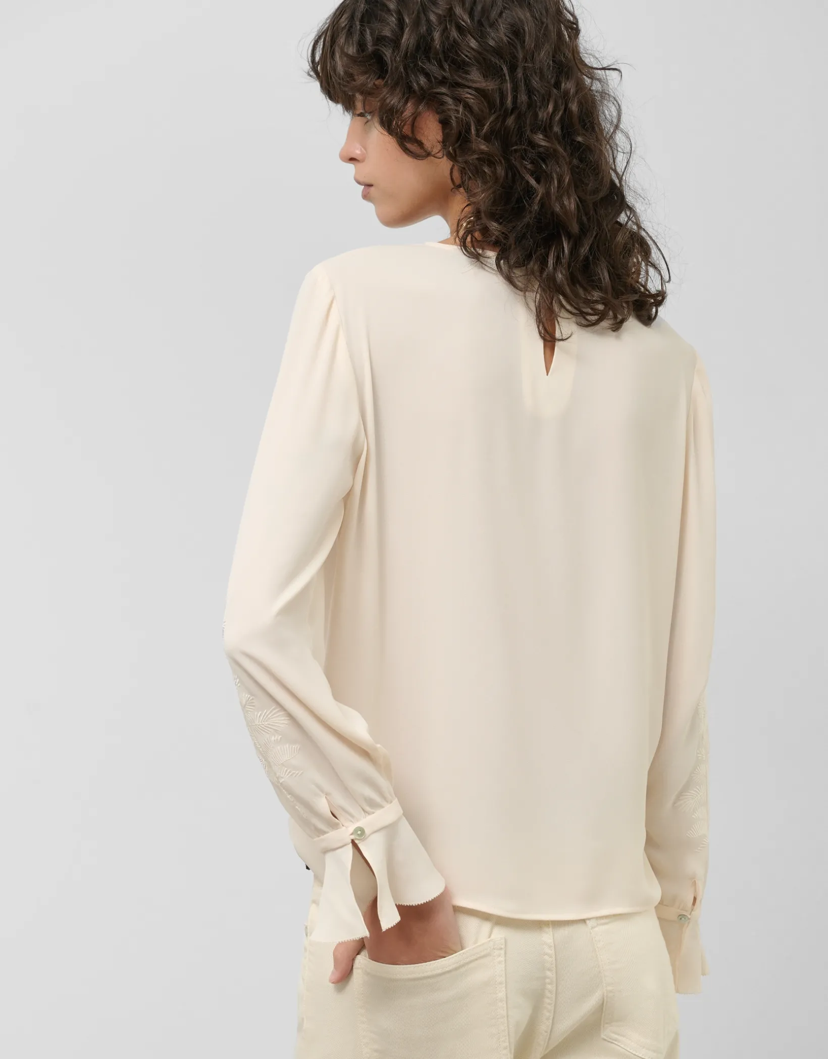 Blusa manga larga tejido fluido beige con bordado floral
