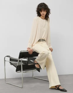 Blusa manga larga tejido fluido beige con bordado floral