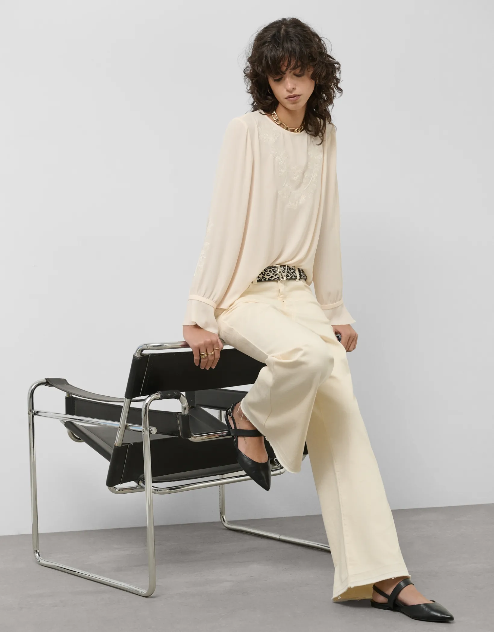 Blusa manga larga tejido fluido beige con bordado floral