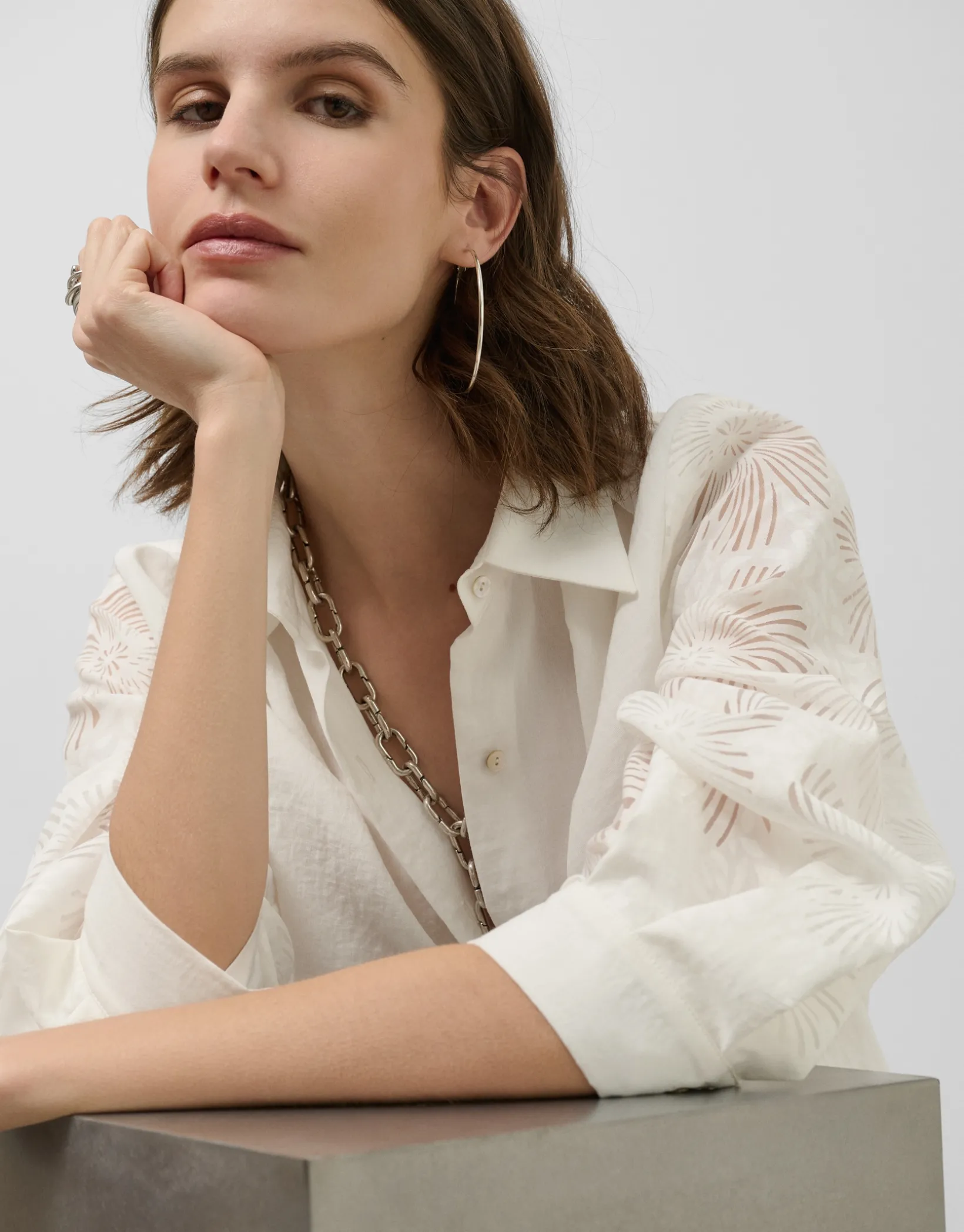 Blusa oversize con diseño floral en devoré crudo