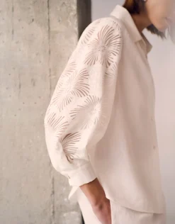 Blusa oversize con diseño floral en devoré crudo