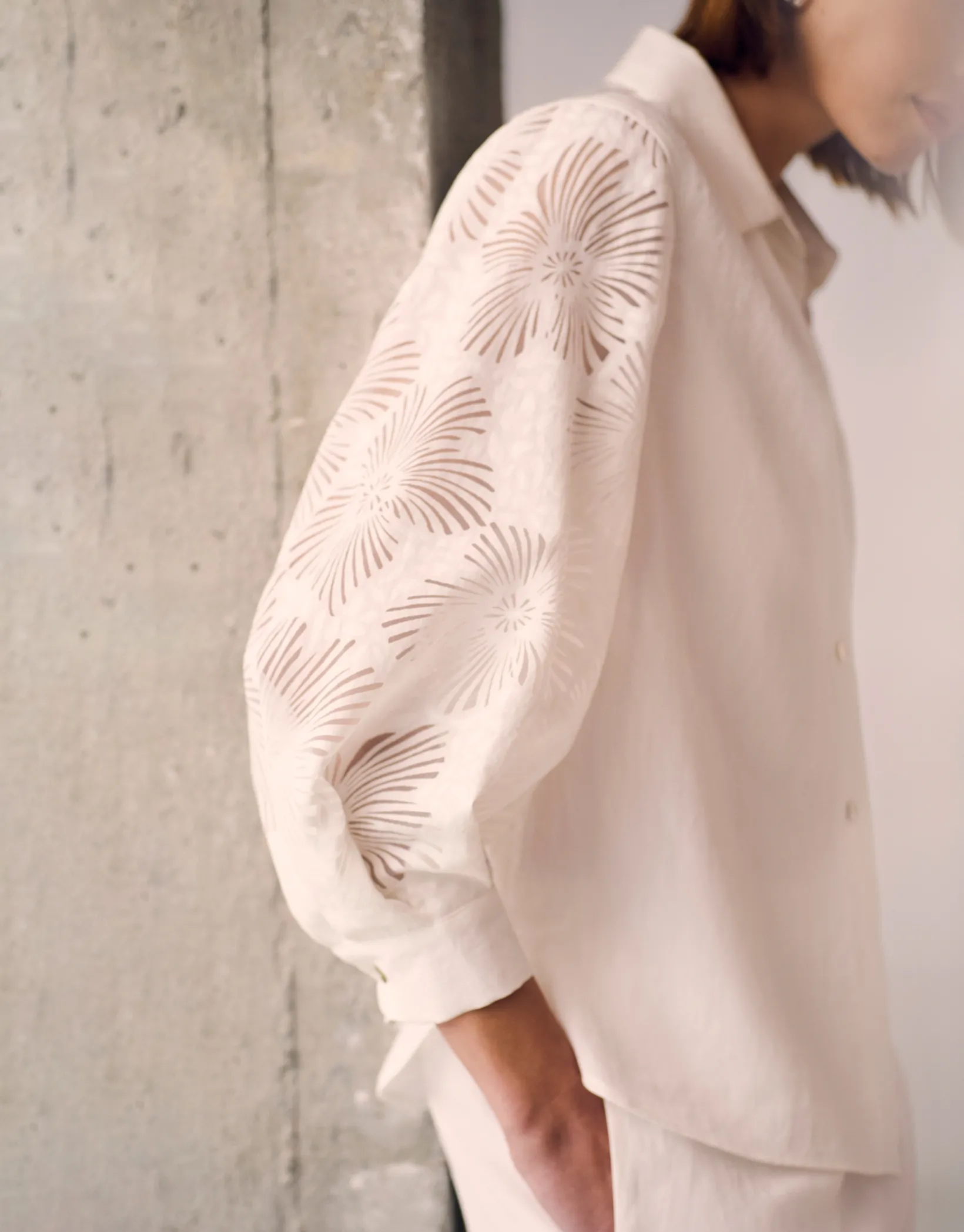 Blusa oversize con diseño floral en devoré crudo