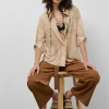 Blusa remangada crepé rayas arena y crudo
