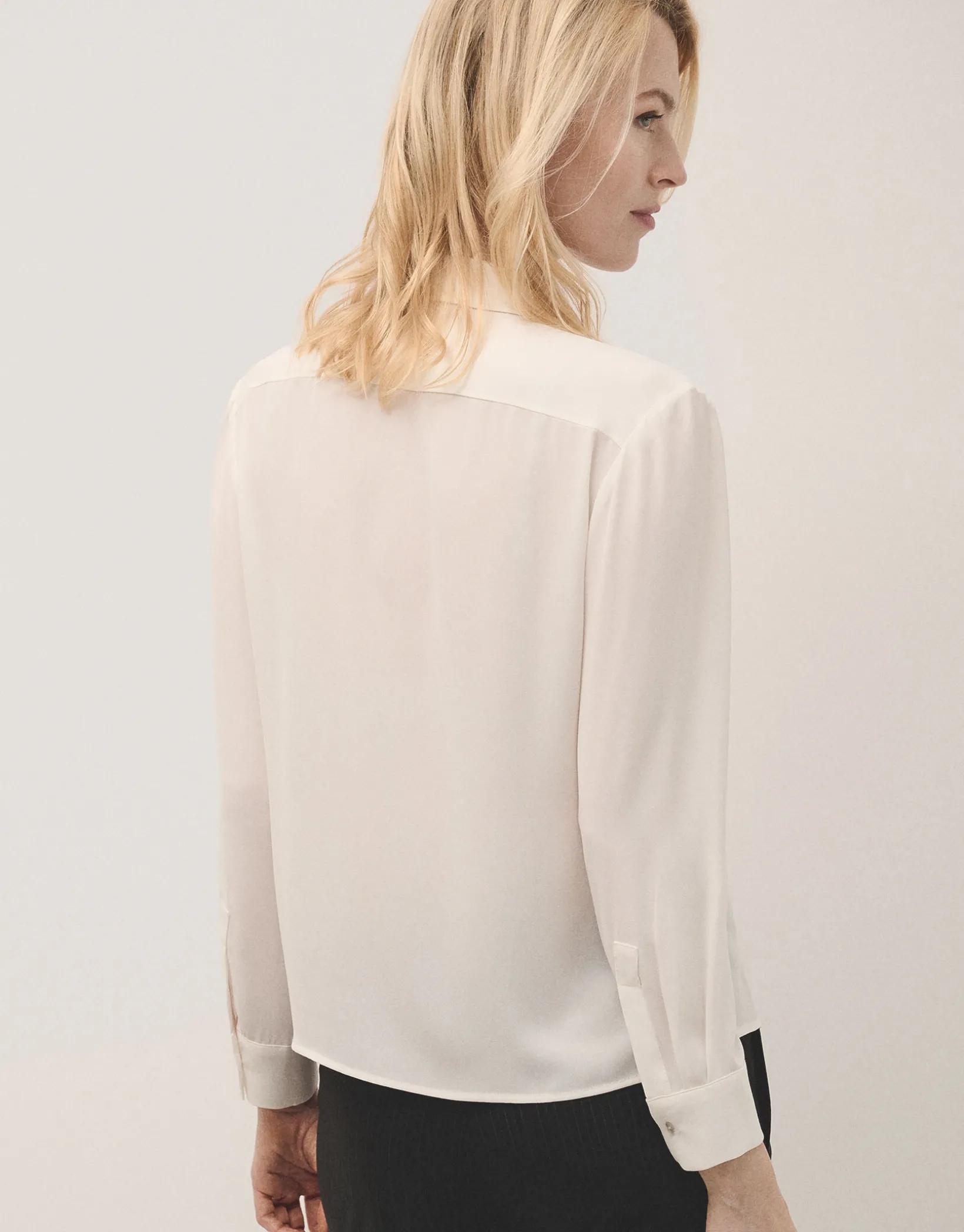 Blusa tabla central tejido fluido color crudo